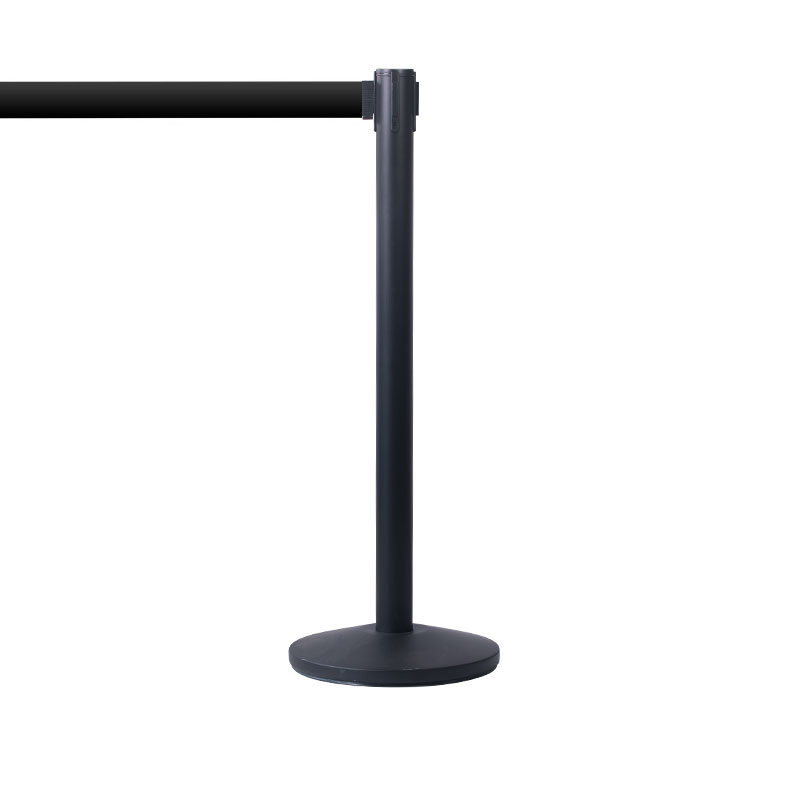 Avspärrningsstolpen Royal Basic är en svart stolpe med svart band. Basic stolpen är ett vårt mest prisvärda alternativ när det gäller avspärrning med stolpe och band. Stolpen är utrustad med en integrerad bandkassett som innehåller ett 3 meters svart band i polyester.