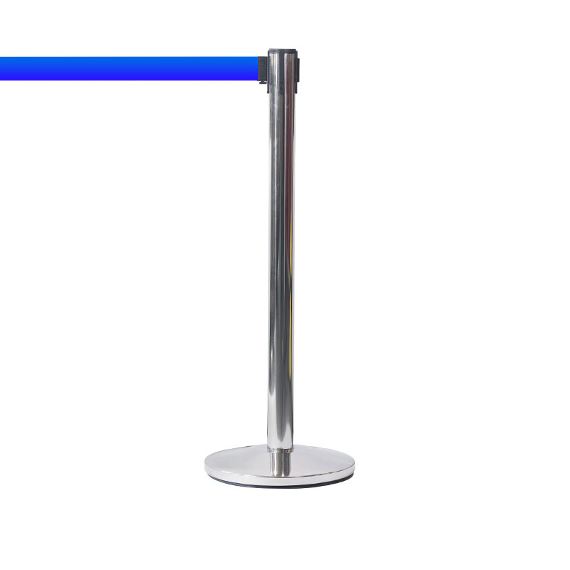 Avspärrningsstolpen Royal Basic är en rostfri stolpe med blått band. Basic stolpen är ett vårt mest prisvärda alternativ när det gäller avspärrning med stolpe och band. Stolpen är utrustad med en integrerad bandkassett som innehåller ett 3 meters blått band i polyester.